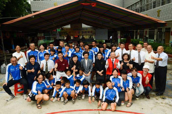信義育幼院單車天使北京~廈門3200公里騎行圓滿記者會小成員與來賓合影