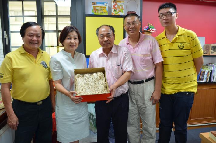 縣長蘇治芬與帶著「米麵條」拜會的台灣米穀商業公會理事長吳源昌合影