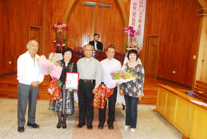 台灣基督長老教會嘉義中會議長黃塘新牧師，也頒獎表揚郭子民牧師、吳津銘牧師、林珠卿老師及吳全裕先生等4位有功社會福利牧師、教友。