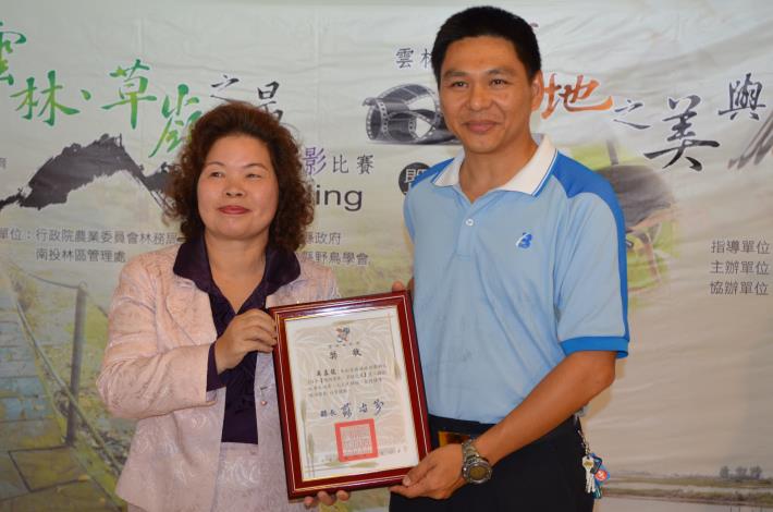 野鳥協會理事長鍾金艷代表蘇縣長頒發獎狀、獎金給得獎者