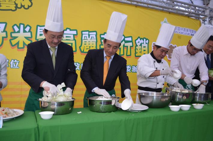立法院長王金平、立委柯建銘、劉建國、李應元也戴起廚師帽、穿起圍裙，卯足勁現場做泡菜