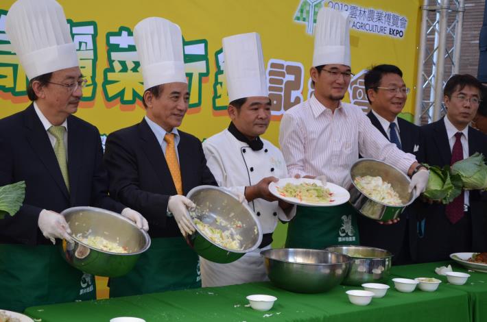 立法院長王金平、立委柯建銘、劉建國、李應元展示現場製作之泡菜