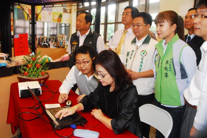 道之驛開幕後，蘇縣長在總經理吳長馨指導下，親自上網訂購雲林蔬果水果