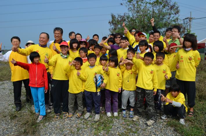 雲林西螺信義育幼院的五十位孩童，也一起來參加鐵馬種樹！