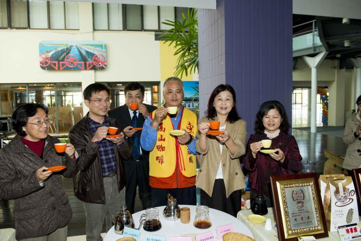 蘇縣長與業者邀請民眾有空不忘到草嶺石壁品嚐一下台灣極品咖啡