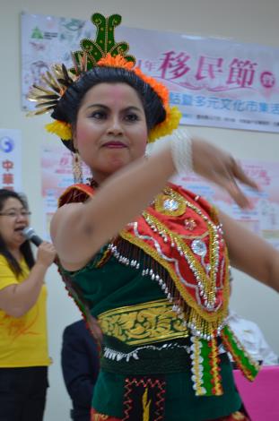 印尼籍的新住民張梅花表演印尼傳統祭天舞蹈