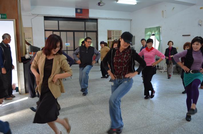 蘇縣長前往四湖鄉老人會館 與樂齡舞蹈班員們歡樂共舞