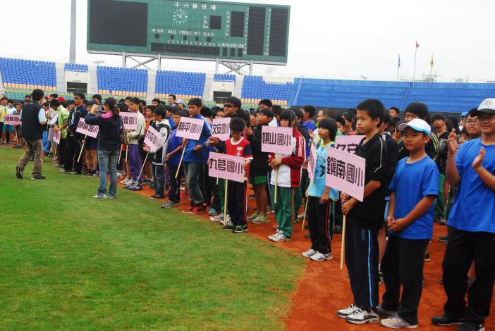 雲林縣101學年度國小樂樂棒球比賽， 14日起一連二日在斗六棒球場盛大舉行，有47隊伍爭霸