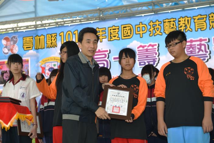 邱處長代表蘇縣長頒獎表揚技藝競賽成績優異的學生