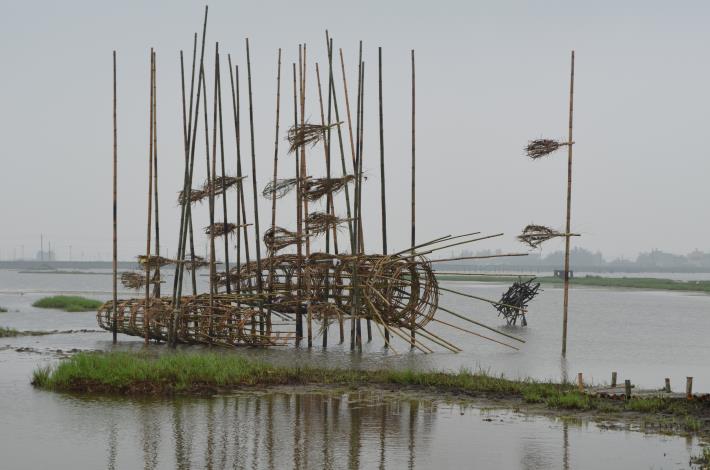 荷蘭的藝術家 Johan sietzema 則以熟練的植物編織技法，表現蘆葦叢裡的魚簍