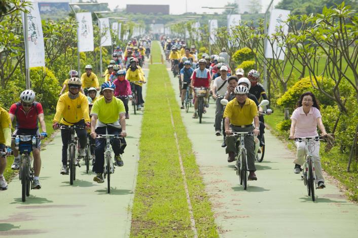 蘇縣長率縣府一級主管騎自行車，徜徉在綠色自行車道中