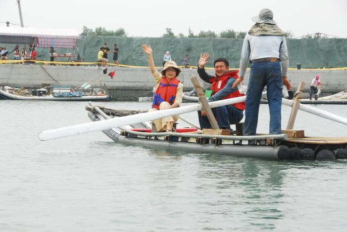 蘇縣長與李建志議員也坐著漁筏繞港一圈，視察魚港周邊設施，及體驗無動力漁筏補魚的辛勞