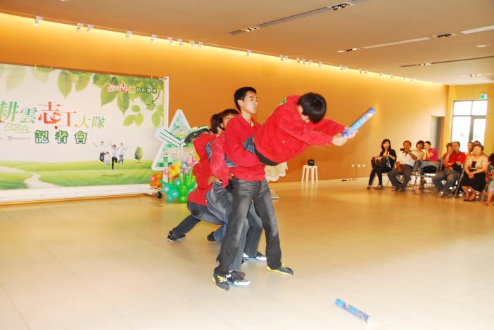 斗六高中童軍社舞出團結力量大「蛇舞」，驚豔全場，也象徵1800位志工活力與精神