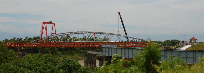 復興鐵橋及週邊景觀改善工程   跨北港溪人行陸橋鋼樑架設完成
