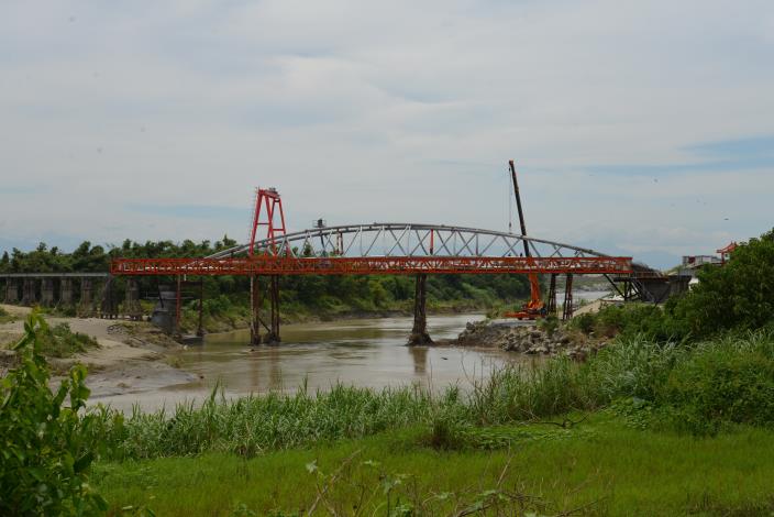 北港復興鐵橋及週邊景觀改善計畫前期橋樑工程，跨北港溪人行陸橋，七月中旬已完成鋼樑架設