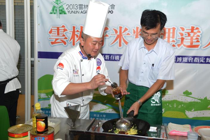 農業處長張世忠與廚師潘岱儒示範米食的烹煮技巧