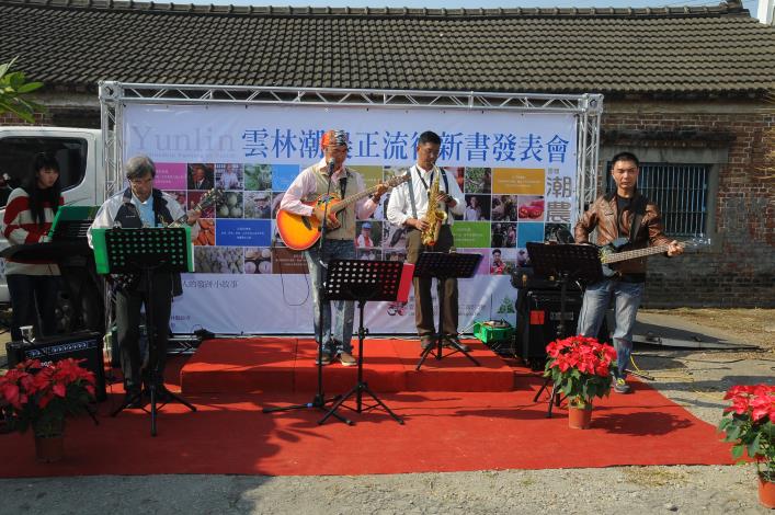 是農民也是表演藝術工作者蔡弘俊先生，更以”潮農樂團”熱情開唱揭開序幕
