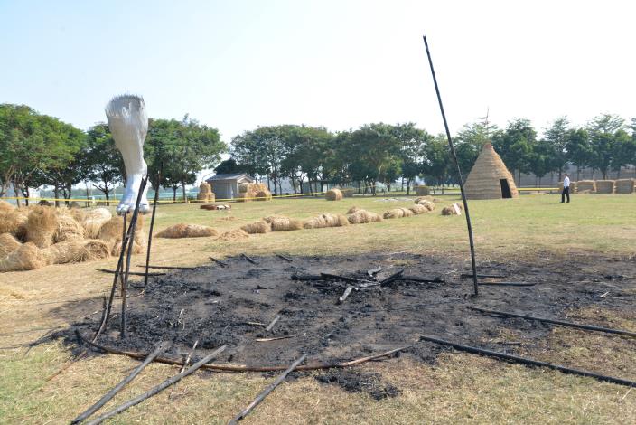 二崙運動公園稻草裝置藝術遭焚毀