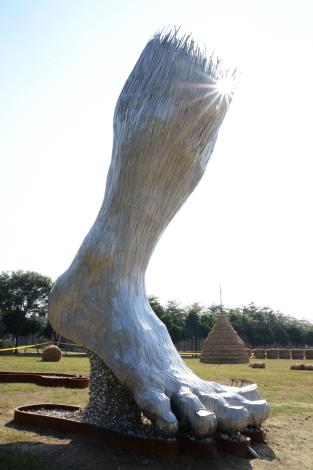 矗立在二崙運動公園，高8公尺、不鏽鋼材質構成的農夫的腳