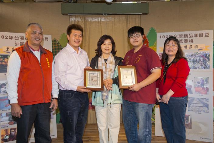 蘇縣長頒獎給台灣精品咖啡得獎者，祝賀百尺竿頭、更上層樓。