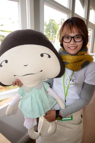 把「甜甜」布偶實體化的豐泰原創師徐瑋孜，抱著「甜甜」布偶合影。