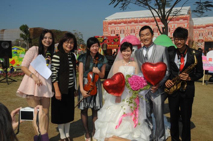 24日一對新人在農博公園拍婚紗照，留下愛的甜蜜回憶，並在蘇縣長與數千位遊客祝福下，共同見證「愛你一世」幸福
