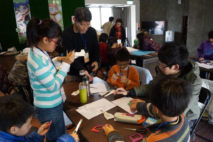 第一屆兒童動畫營，由國立雲林科技大學數位媒體設計系的資深動畫教師陳世昌，以剪紙方式帶領30名小學生體驗動畫原理