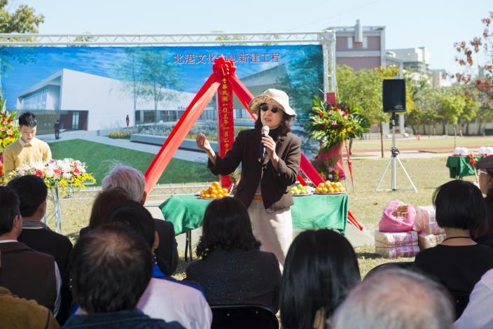 蘇縣長向民眾說明北港文化中心的重要性，也鼓勵民眾愛惜使用。
