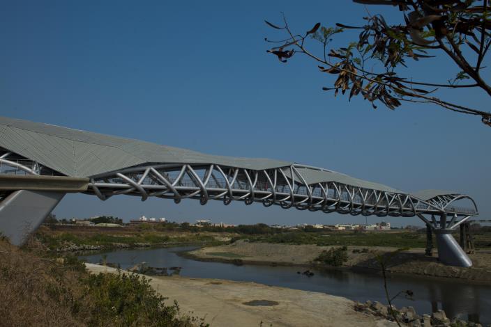 女兒橋就像一座大型藝術品橫跨在北港溪上。