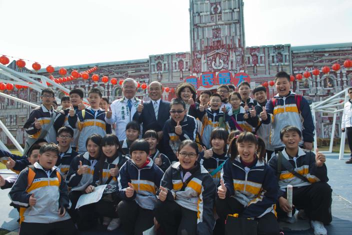 蘇貞昌主席、蘇縣長巧遇參訪學生，一起在農民最大總統府前合影。