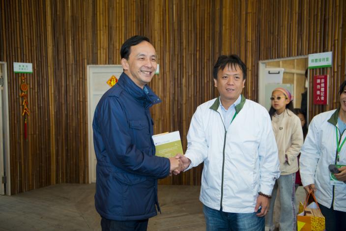 施副縣長致贈二本屬於雲林農民的書籍給朱市長。