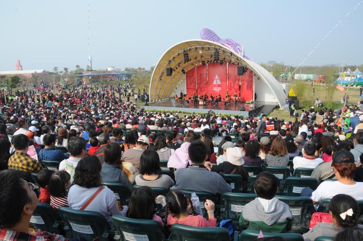 上海藝術團16日在農博草笠登場表演，吸引4千位遊客觀看