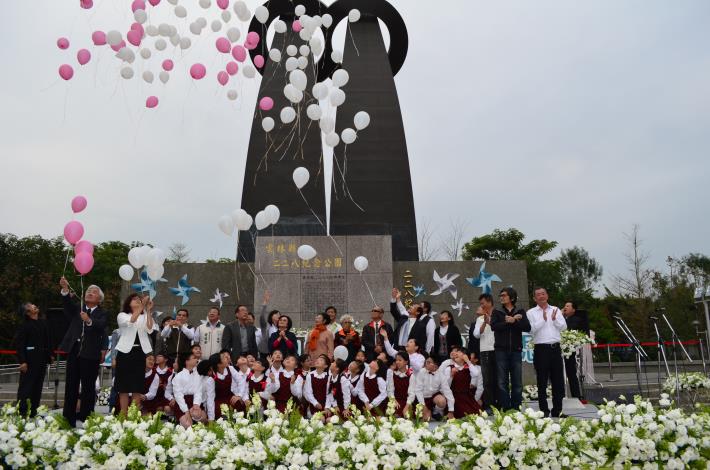28位小朋友手持祈福氣球愛的追思，象徵著「和平自由飛」