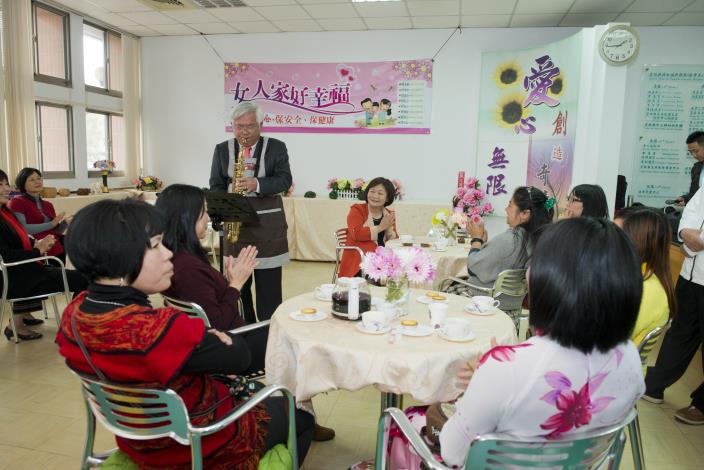 女人家好幸福記者會，李前代理縣長為與會貴賓吹奏薩克斯風，一起提前慶祝婦女節