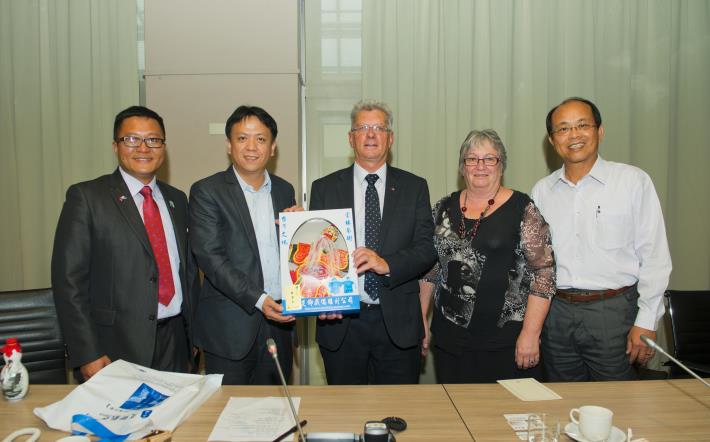 紐西蘭哈瑞契市市長夫婦拜會縣府，副縣長施克和致贈布袋戲偶表示歡迎。