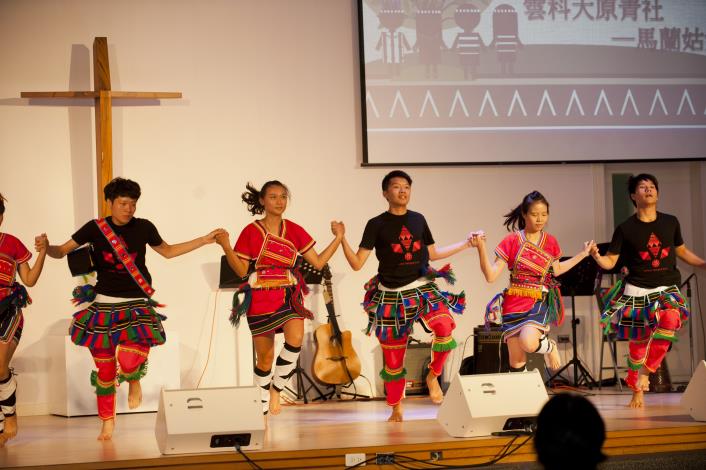 雲林科技大學原青社學生也在現場大跳原住民舞蹈，讓會場倍增熱鬧氣氛。
