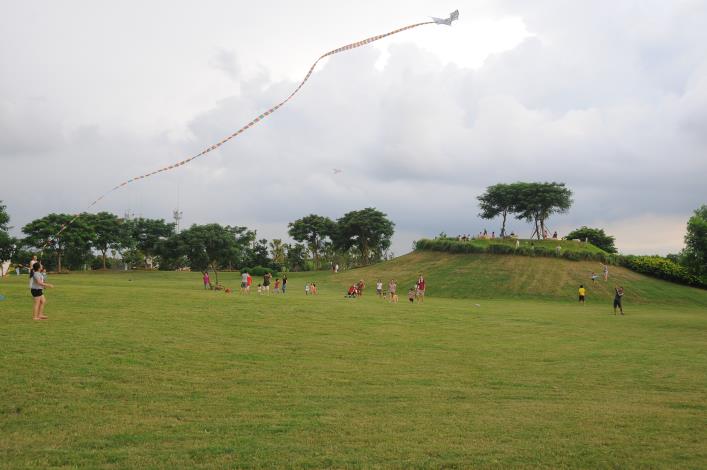 親子在大草原上放風箏