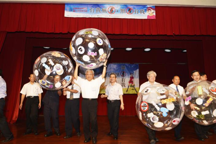 雲林縣政府辦理反毒教育博覽會暨人才培訓活動，許秘書長等人把象徵打擊毒品的氣球推至受訓學員手中，請他們協助接力一起反毒。