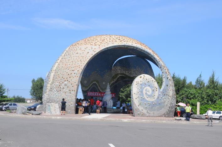 高十公尺、寬二十五公尺的大海螺，從今年3月起，台西國小校長戴進隆帶著學生、義工一起修復海螺，且在蚵貝藝術家吳榮峰的指導下，完成大海螺裝置藝術創作，重現當時風華