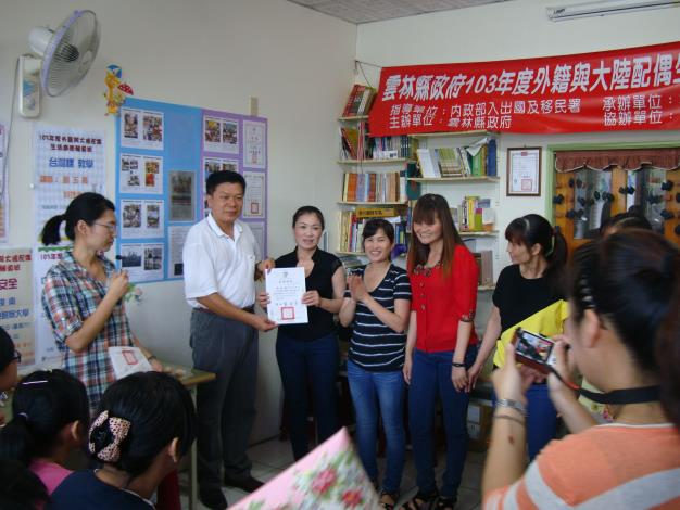 輔導班的學員及其家人開心的在林內鄉〝台灣心境探索學會〞一同歡慶結業