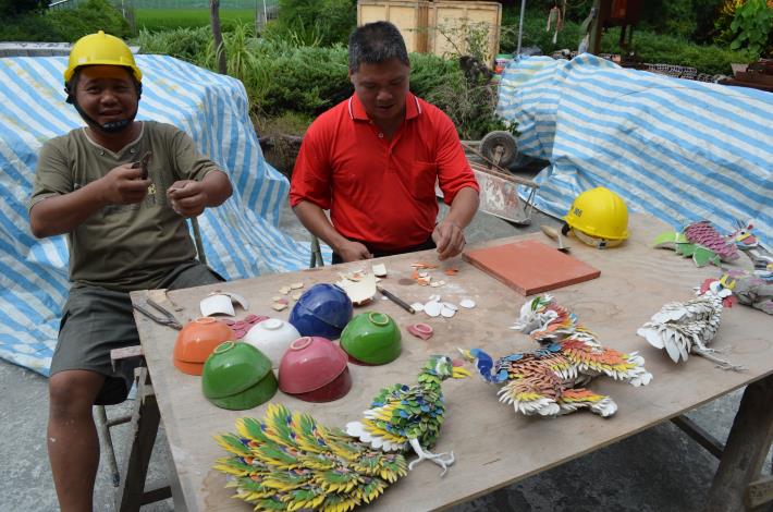 幾個廢棄磁碗，在師傅的巧手施作下，化身為龍鳳呈祥等藝品