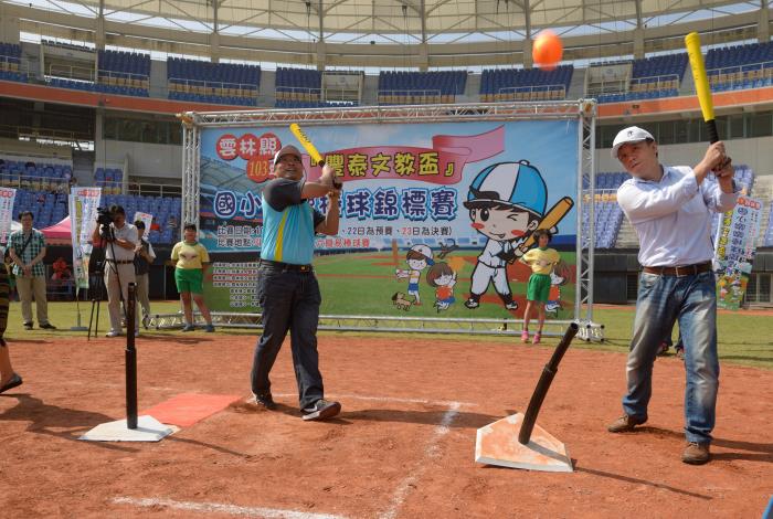 豐泰文教盃樂樂棒球開幕，由施副縣長克和、基金會董事長林金陽等人共同主持