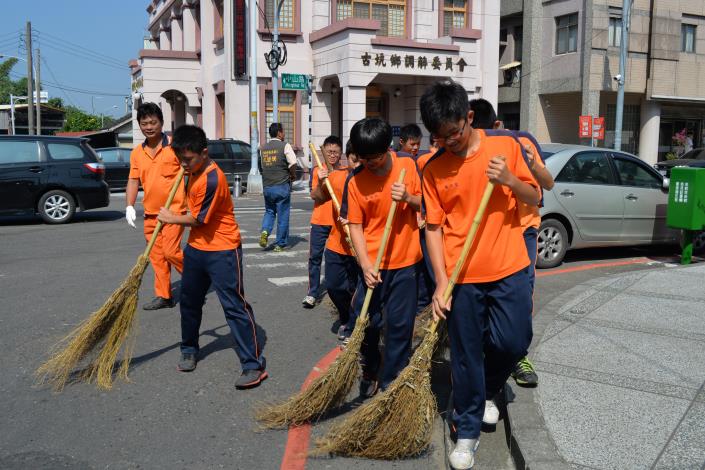 古坑國中學生也加入清掃街路行列