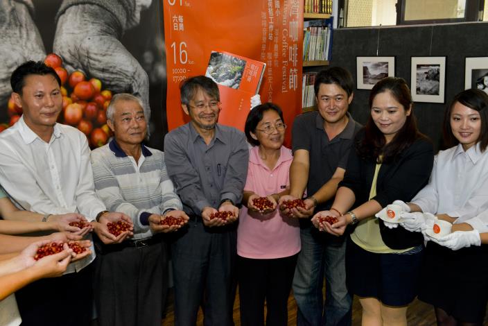 2014台灣咖啡節記者會，文化處長劉銓芝、古坑鄉長林慧如等一起邀請民眾走訪、品味台灣咖啡香。