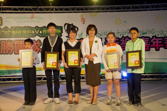 蘇縣長頒發全國藝文競賽獎牌給得獎團體及個人