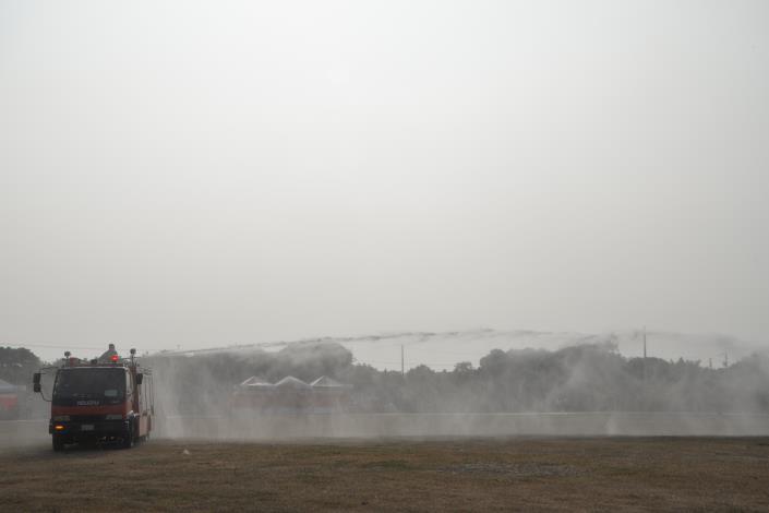 消防車灑水以降低揚塵懸浮微粒