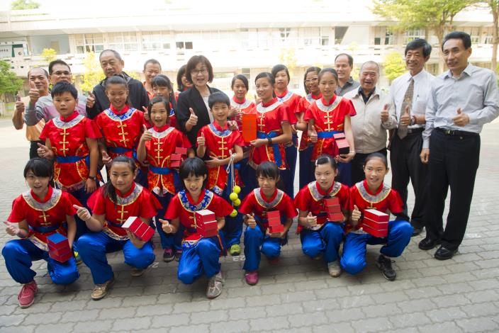 中正國小同學在民俗體育運動表現優異，蘇縣長頒贈獎金鼓勵。