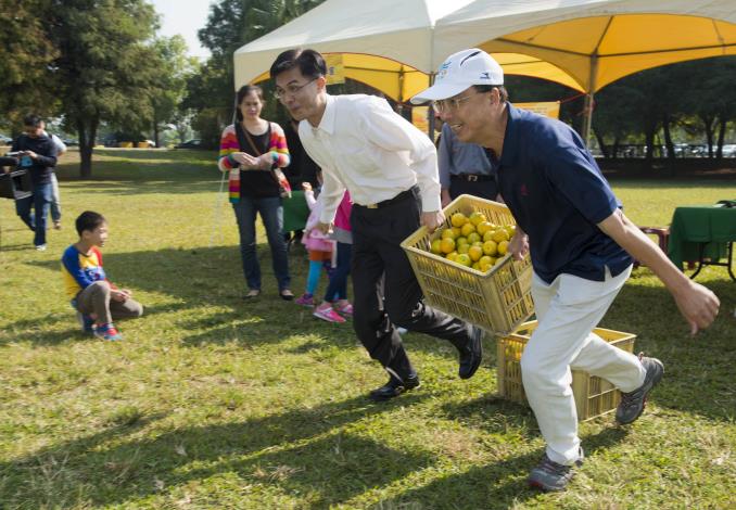 農業處長張世忠、古坑鄉公所主任秘書陳坤進一起體驗果農搬運水果的辛苦。