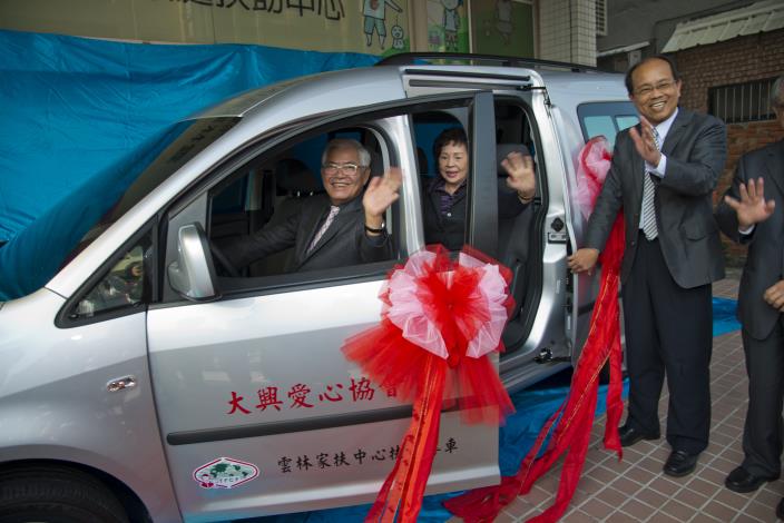 揭幕儀式後李縣長開啟該座車，後坐大興愛心協會郭鐘美珠會長，象徵該車正式啟用，投入服務。