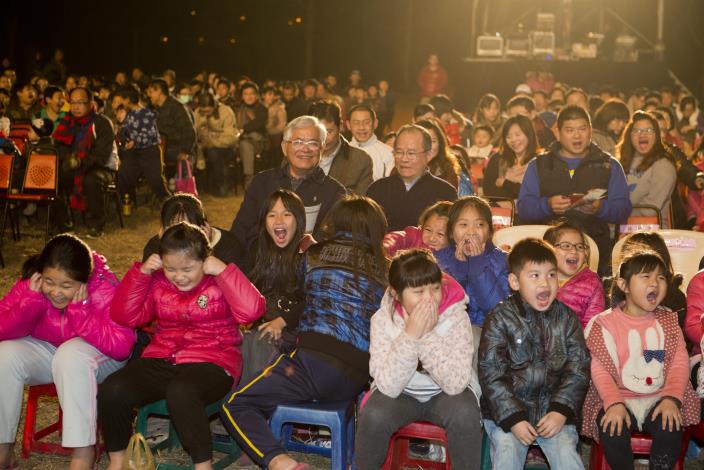 紙風車劇團在口湖文光國小演出，李縣長也陪同小朋友們一起欣賞。